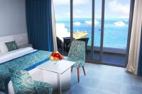 Una habitación de hotel con una cama y vista al océano. en Shellghada Blue Beach, en Hurghada