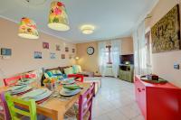 A television and/or entertainment centre at Casa Angiolina Lake And Mountain View - Happy Rentals
