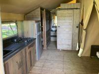 Kuchyňa alebo kuchynka v ubytovaní Camping les Portes du Perche