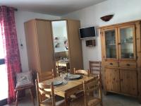 Televízia a/alebo spoločenská miestnosť v ubytovaní STUDIO SUR PISTES direct face rassemblement écoles de skis classé 3 Etoiles 4 Couchages COSY