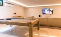 TV a/nebo společenská místnost v ubytování Luxury Golden Mile Villa - 5 Bed & Open Sea View