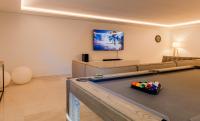TV a/nebo společenská místnost v ubytování Luxury Golden Mile Villa - 5 Bed & Open Sea View