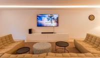 TV a/nebo společenská místnost v ubytování Luxury Golden Mile Villa - 5 Bed & Open Sea View