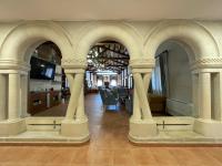 una habitación con tres arcos en el medio de un edificio en La Parada del Cid, en Espinosa de Cervera