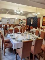 Un comedor con una mesa larga y sillas. en Hotel Barbakan, en Trnava