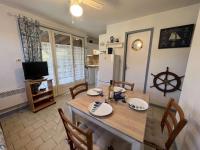 Telewizja i/lub zestaw kina domowego w obiekcie Pavillon 3 Pièces avec Jardinet, Terrasse, et Piscine - 4 Personnes, Vendres - FR-1-701-26
