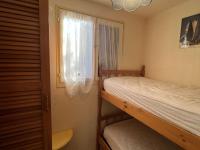 Łóżko lub łóżka w pokoju w obiekcie Pavillon 3 Pièces avec Jardinet, Terrasse, et Piscine - 4 Personnes, Vendres - FR-1-701-26