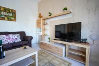 Televízia a/alebo spoločenská miestnosť v ubytovaní Kyriakos Apartment