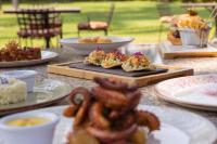 Hosteria Las Quintas Hotel Restaurante Bar في كويرنافاكا: طاولة عليها أطباق من الطعام