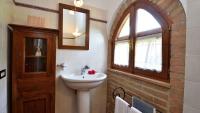 A bathroom at Holiday home in Villamagna - Toskana 44123