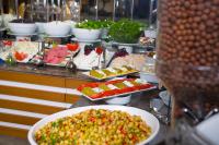 un buffet con diversi piatti su un tavolo di Aspen Hotel & SPA Istanbul Old City a Istanbul