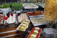 un buffet con molti tipi diversi di cibo su un bancone di Aspen Hotel & SPA Istanbul Old City a Istanbul