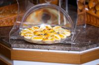 un piatto di cibo in un contenitore di plastica su un bancone di Aspen Hotel & SPA Istanbul Old City a Istanbul