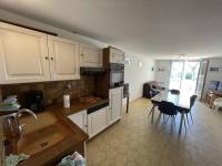 Kuchnia lub aneks kuchenny w obiekcie Villa T3 avec garage, terrasse, piscine et Wifi - 6 couchages à Saint-Cyprien, proche plage et commerces - FR-1-106-89
