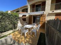 Balkon lub taras w obiekcie Villa T3 avec garage, terrasse, piscine et Wifi - 6 couchages à Saint-Cyprien, proche plage et commerces - FR-1-106-89