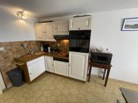 Kuchnia lub aneks kuchenny w obiekcie Villa T3 avec garage, terrasse, piscine et Wifi - 6 couchages à Saint-Cyprien, proche plage et commerces - FR-1-106-89