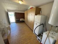 Kuchnia lub aneks kuchenny w obiekcie Villa T3 avec garage, terrasse, piscine et Wifi - 6 couchages à Saint-Cyprien, proche plage et commerces - FR-1-106-89