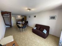 Kuchnia lub aneks kuchenny w obiekcie Villa T3 avec garage, terrasse, piscine et Wifi - 6 couchages à Saint-Cyprien, proche plage et commerces - FR-1-106-89