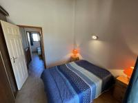 Łóżko lub łóżka w pokoju w obiekcie Villa T3 avec garage, terrasse, piscine et Wifi - 6 couchages à Saint-Cyprien, proche plage et commerces - FR-1-106-89