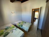 Łóżko lub łóżka w pokoju w obiekcie Villa T3 avec garage, terrasse, piscine et Wifi - 6 couchages à Saint-Cyprien, proche plage et commerces - FR-1-106-89