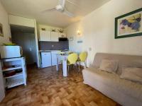 Kuchnia lub aneks kuchenny w obiekcie Appartement 2 pièces à Argelès-sur-Mer, 300m de la plage, terrasse, parking, animaux acceptés - FR-1-225-771