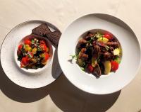 Borovik في Novosilki: وعاءين من الطعام جالسين على طاولة