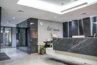 vestíbulo de una oficina con recepción en Liv Weibdeh Hotel Suites, en Amán