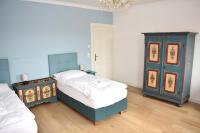 A bed or beds in a room at Alte Post Greifenstein