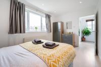 Postel nebo postele na pokoji v ubytování Dwellers Delight Living Ltd Serviced Accommodation, Chigwell, London 3 bedroom House, Upto 7 Guests, Free Wifi & Parking