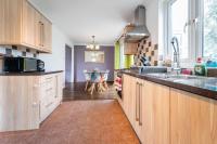 Kuchyň nebo kuchyňský kout v ubytování Dwellers Delight Living Ltd Serviced Accommodation, Chigwell, London 3 bedroom House, Upto 7 Guests, Free Wifi & Parking