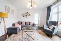 Posezení v ubytování Dwellers Delight Living Ltd Serviced Accommodation, Chigwell, London 3 bedroom House, Upto 7 Guests, Free Wifi & Parking
