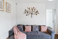 Posezení v ubytování Dwellers Delight Living Ltd Serviced Accommodation, Chigwell, London 3 bedroom House, Upto 7 Guests, Free Wifi & Parking