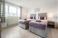 Postel nebo postele na pokoji v ubytování Dwellers Delight Living Ltd Serviced Accommodation, Chigwell, London 3 bedroom House, Upto 7 Guests, Free Wifi & Parking