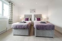 Postel nebo postele na pokoji v ubytování Dwellers Delight Living Ltd Serviced Accommodation, Chigwell, London 3 bedroom House, Upto 7 Guests, Free Wifi & Parking