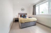 Postel nebo postele na pokoji v ubytování Dwellers Delight Living Ltd Serviced Accommodation, Chigwell, London 3 bedroom House, Upto 7 Guests, Free Wifi & Parking