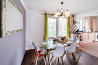 Kuchyň nebo kuchyňský kout v ubytování Dwellers Delight Living Ltd Serviced Accommodation, Chigwell, London 3 bedroom House, Upto 7 Guests, Free Wifi & Parking