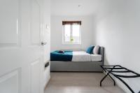 Postel nebo postele na pokoji v ubytování Dwellers Delight Living Ltd Serviced Accommodation, Chigwell, London 3 bedroom House, Upto 7 Guests, Free Wifi & Parking