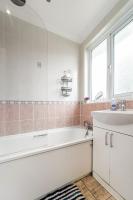 Koupelna v ubytování Dwellers Delight Living Ltd Serviced Accommodation, Chigwell, London 3 bedroom House, Upto 7 Guests, Free Wifi & Parking