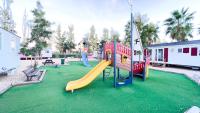 Plac zabaw dla dzieci w obiekcie L'incontournable Tout Confort Camping Siblu