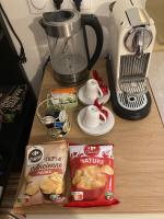Príslušenstvo na prípravu kávy alebo čaju v ubytovaní Une chambre chez nous, à 12 minutes de Paris