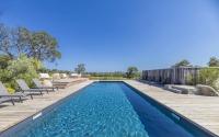 Bazén v ubytovaní Appartements Les Lofts de Sainte-Lucie-de-Porto-Vecchio alebo v jeho blízkosti