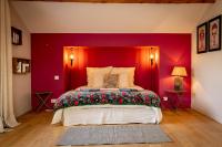 a bedroom with a red wall and a large bed at Maison 5 chambres #8pers #Stationnement gratuit in Cognac