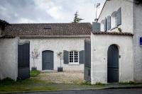 an old white house with blue doors and windows at Maison 5 chambres #8pers #Stationnement gratuit in Cognac