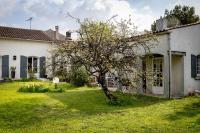a tree in the yard of a house at Maison 5 chambres #8pers #Stationnement gratuit in Cognac