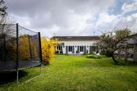 a mirror in the yard of a house at Maison 5 chambres #8pers #Stationnement gratuit in Cognac