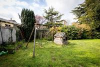 a swing set in a yard with a dog house at Maison 5 chambres #8pers #Stationnement gratuit in Cognac