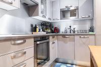 Kuchyňa alebo kuchynka v ubytovaní Convenient 2BR Apt near subway