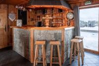 Hol lub bar w obiekcie Le Dahu - 8-kamer chalet + sauna & bar 14 personen