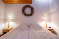 Łóżko lub łóżka w pokoju w obiekcie Le Dahu - 8-kamer chalet + sauna & bar 14 personen