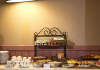 Una mesa con un estante de comida sobre una mesa. en Pure Monchique Hotel - Villa Termal Spa Resort - by Unlock Hotels, en Monchique